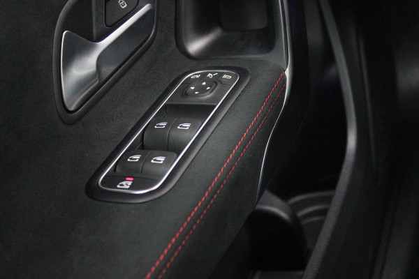 Mercedes-Benz A-Klasse 180 136PK AUTOMAAT AMG LINE | STERRENHEMEL! | PANORAMISCH SCHUIF/KANTEL DAK | SFEER VERLICHTING | NAVIGATIE | ACHTERUITRIJ CAMERA | PARKEERSENSOREN VOOR EN ACHTER | HIGH PERFORMANCE LED KOPLAMPEN | STOEL VERWARMING | KEYLESS - GO | SPIEGEL PAKKET | NIGHT PAKKET | LICHTMETALEN VELGEN 19" | EERSTE EIGENAAR! |