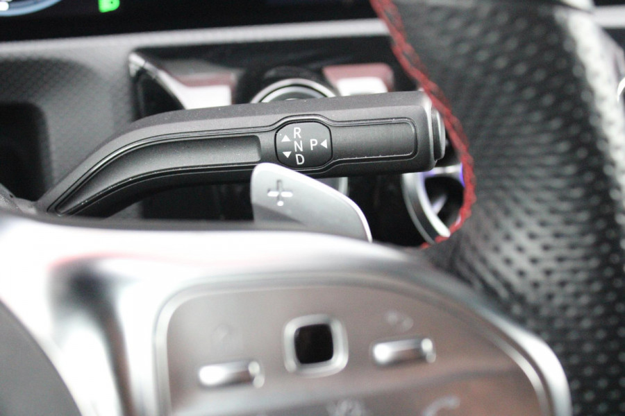 Mercedes-Benz A-Klasse 180 136PK AUTOMAAT AMG LINE | STERRENHEMEL! | PANORAMISCH SCHUIF/KANTEL DAK | SFEER VERLICHTING | NAVIGATIE | ACHTERUITRIJ CAMERA | PARKEERSENSOREN VOOR EN ACHTER | HIGH PERFORMANCE LED KOPLAMPEN | STOEL VERWARMING | KEYLESS - GO | SPIEGEL PAKKET | NIGHT PAKKET | LICHTMETALEN VELGEN 19" | EERSTE EIGENAAR! |