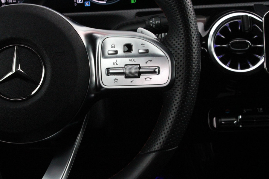 Mercedes-Benz A-Klasse 180 136PK AUTOMAAT AMG LINE | STERRENHEMEL! | PANORAMISCH SCHUIF/KANTEL DAK | SFEER VERLICHTING | NAVIGATIE | ACHTERUITRIJ CAMERA | PARKEERSENSOREN VOOR EN ACHTER | HIGH PERFORMANCE LED KOPLAMPEN | STOEL VERWARMING | KEYLESS - GO | SPIEGEL PAKKET | NIGHT PAKKET | LICHTMETALEN VELGEN 19" | EERSTE EIGENAAR! |