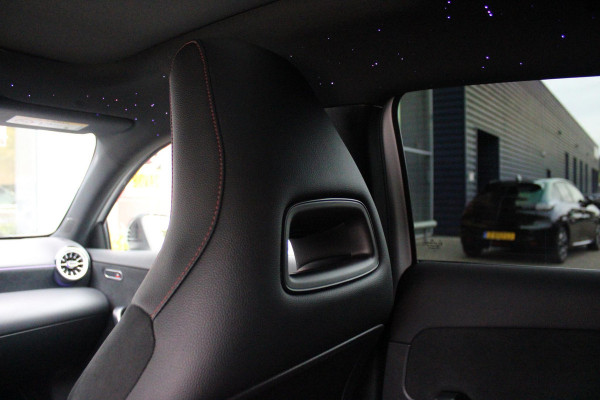 Mercedes-Benz A-Klasse 180 136PK AUTOMAAT AMG LINE | STERRENHEMEL! | PANORAMISCH SCHUIF/KANTEL DAK | SFEER VERLICHTING | NAVIGATIE | ACHTERUITRIJ CAMERA | PARKEERSENSOREN VOOR EN ACHTER | HIGH PERFORMANCE LED KOPLAMPEN | STOEL VERWARMING | KEYLESS - GO | SPIEGEL PAKKET | NIGHT PAKKET | LICHTMETALEN VELGEN 19" | EERSTE EIGENAAR! |