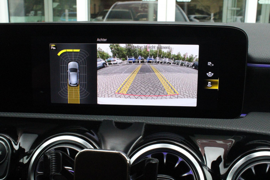 Mercedes-Benz A-Klasse 180 136PK AUTOMAAT AMG LINE | STERRENHEMEL! | PANORAMISCH SCHUIF/KANTEL DAK | SFEER VERLICHTING | NAVIGATIE | ACHTERUITRIJ CAMERA | PARKEERSENSOREN VOOR EN ACHTER | HIGH PERFORMANCE LED KOPLAMPEN | STOEL VERWARMING | KEYLESS - GO | SPIEGEL PAKKET | NIGHT PAKKET | LICHTMETALEN VELGEN 19" | EERSTE EIGENAAR! |