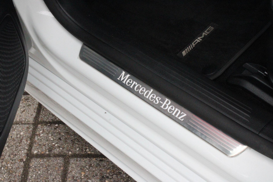 Mercedes-Benz A-Klasse 180 136PK AUTOMAAT AMG LINE | STERRENHEMEL! | PANORAMISCH SCHUIF/KANTEL DAK | SFEER VERLICHTING | NAVIGATIE | ACHTERUITRIJ CAMERA | PARKEERSENSOREN VOOR EN ACHTER | HIGH PERFORMANCE LED KOPLAMPEN | STOEL VERWARMING | KEYLESS - GO | SPIEGEL PAKKET | NIGHT PAKKET | LICHTMETALEN VELGEN 19" | EERSTE EIGENAAR! |