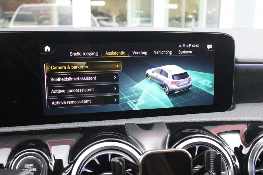 Mercedes-Benz A-Klasse 180 136PK AUTOMAAT AMG LINE | STERRENHEMEL! | PANORAMISCH SCHUIF/KANTEL DAK | SFEER VERLICHTING | NAVIGATIE | ACHTERUITRIJ CAMERA | PARKEERSENSOREN VOOR EN ACHTER | HIGH PERFORMANCE LED KOPLAMPEN | STOEL VERWARMING | KEYLESS - GO | SPIEGEL PAKKET | NIGHT PAKKET | LICHTMETALEN VELGEN 19" | EERSTE EIGENAAR! |