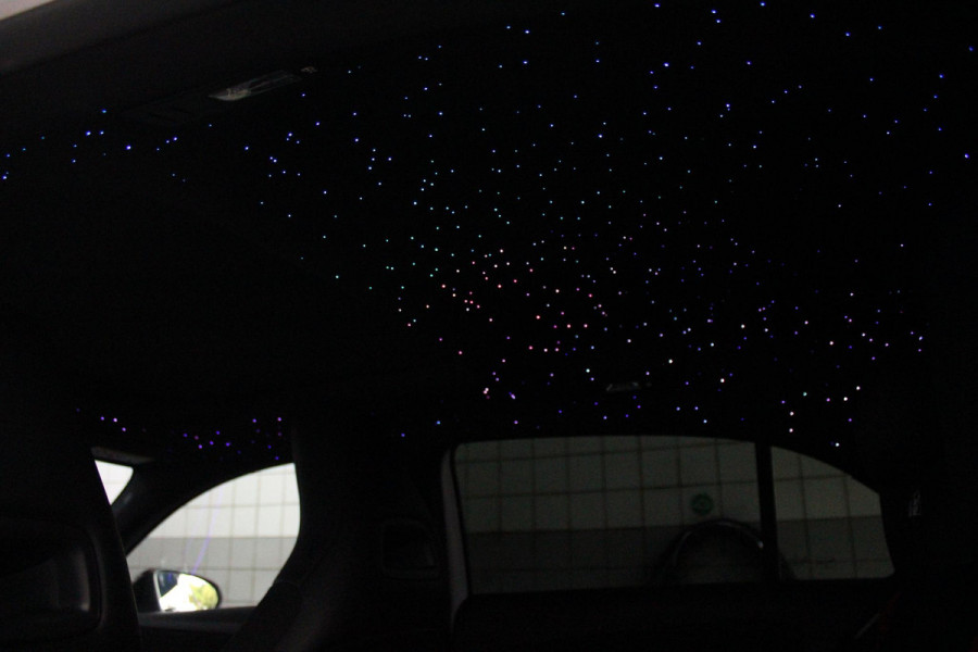 Mercedes-Benz A-Klasse 180 136PK AUTOMAAT AMG LINE | STERRENHEMEL! | PANORAMISCH SCHUIF/KANTEL DAK | SFEER VERLICHTING | NAVIGATIE | ACHTERUITRIJ CAMERA | PARKEERSENSOREN VOOR EN ACHTER | HIGH PERFORMANCE LED KOPLAMPEN | STOEL VERWARMING | KEYLESS - GO | SPIEGEL PAKKET | NIGHT PAKKET | LICHTMETALEN VELGEN 19" | EERSTE EIGENAAR! |