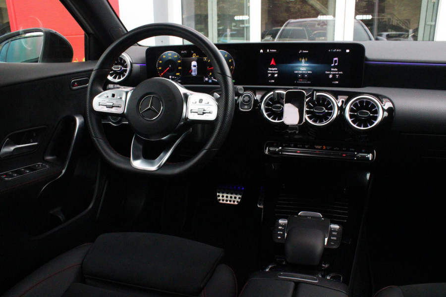 Mercedes-Benz A-Klasse 180 136PK AUTOMAAT AMG LINE | STERRENHEMEL! | PANORAMISCH SCHUIF/KANTEL DAK | SFEER VERLICHTING | NAVIGATIE | ACHTERUITRIJ CAMERA | PARKEERSENSOREN VOOR EN ACHTER | HIGH PERFORMANCE LED KOPLAMPEN | STOEL VERWARMING | KEYLESS - GO | SPIEGEL PAKKET | NIGHT PAKKET | LICHTMETALEN VELGEN 19" | EERSTE EIGENAAR! |