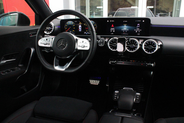 Mercedes-Benz A-Klasse 180 136PK AUTOMAAT AMG LINE | STERRENHEMEL! | PANORAMISCH SCHUIF/KANTEL DAK | SFEER VERLICHTING | NAVIGATIE | ACHTERUITRIJ CAMERA | PARKEERSENSOREN VOOR EN ACHTER | HIGH PERFORMANCE LED KOPLAMPEN | STOEL VERWARMING | KEYLESS - GO | SPIEGEL PAKKET | NIGHT PAKKET | LICHTMETALEN VELGEN 19" | EERSTE EIGENAAR! |