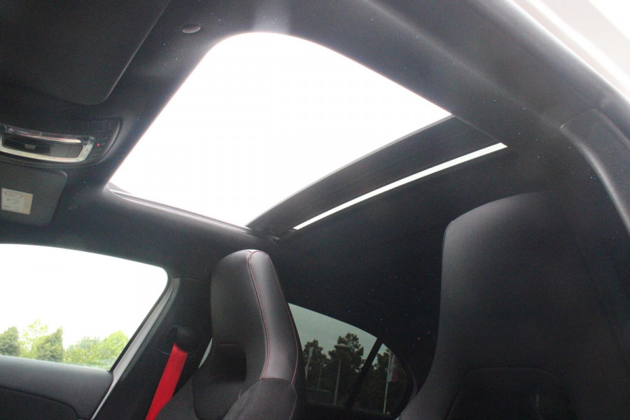 Mercedes-Benz A-Klasse 180 136PK AUTOMAAT AMG LINE | STERRENHEMEL! | PANORAMISCH SCHUIF/KANTEL DAK | SFEER VERLICHTING | NAVIGATIE | ACHTERUITRIJ CAMERA | PARKEERSENSOREN VOOR EN ACHTER | HIGH PERFORMANCE LED KOPLAMPEN | STOEL VERWARMING | KEYLESS - GO | SPIEGEL PAKKET | NIGHT PAKKET | LICHTMETALEN VELGEN 19" | EERSTE EIGENAAR! |