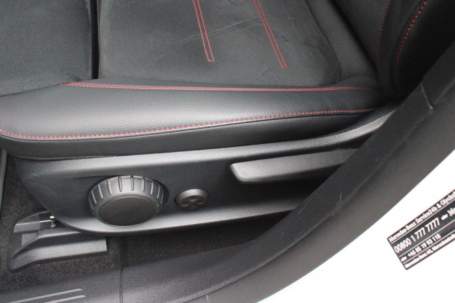Mercedes-Benz A-Klasse 180 136PK AUTOMAAT AMG LINE | STERRENHEMEL! | PANORAMISCH SCHUIF/KANTEL DAK | SFEER VERLICHTING | NAVIGATIE | ACHTERUITRIJ CAMERA | PARKEERSENSOREN VOOR EN ACHTER | HIGH PERFORMANCE LED KOPLAMPEN | STOEL VERWARMING | KEYLESS - GO | SPIEGEL PAKKET | NIGHT PAKKET | LICHTMETALEN VELGEN 19" | EERSTE EIGENAAR! |