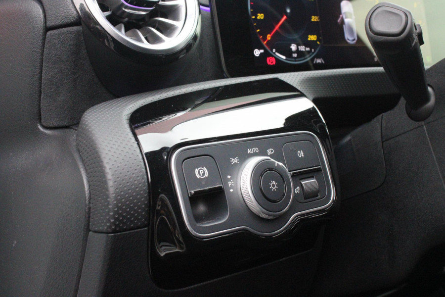 Mercedes-Benz A-Klasse 180 136PK AUTOMAAT AMG LINE | STERRENHEMEL! | PANORAMISCH SCHUIF/KANTEL DAK | SFEER VERLICHTING | NAVIGATIE | ACHTERUITRIJ CAMERA | PARKEERSENSOREN VOOR EN ACHTER | HIGH PERFORMANCE LED KOPLAMPEN | STOEL VERWARMING | KEYLESS - GO | SPIEGEL PAKKET | NIGHT PAKKET | LICHTMETALEN VELGEN 19" | EERSTE EIGENAAR! |