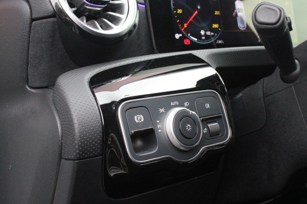 Mercedes-Benz A-Klasse 180 136PK AUTOMAAT AMG LINE | STERRENHEMEL! | PANORAMISCH SCHUIF/KANTEL DAK | SFEER VERLICHTING | NAVIGATIE | ACHTERUITRIJ CAMERA | PARKEERSENSOREN VOOR EN ACHTER | HIGH PERFORMANCE LED KOPLAMPEN | STOEL VERWARMING | KEYLESS - GO | SPIEGEL PAKKET | NIGHT PAKKET | LICHTMETALEN VELGEN 19" | EERSTE EIGENAAR! |