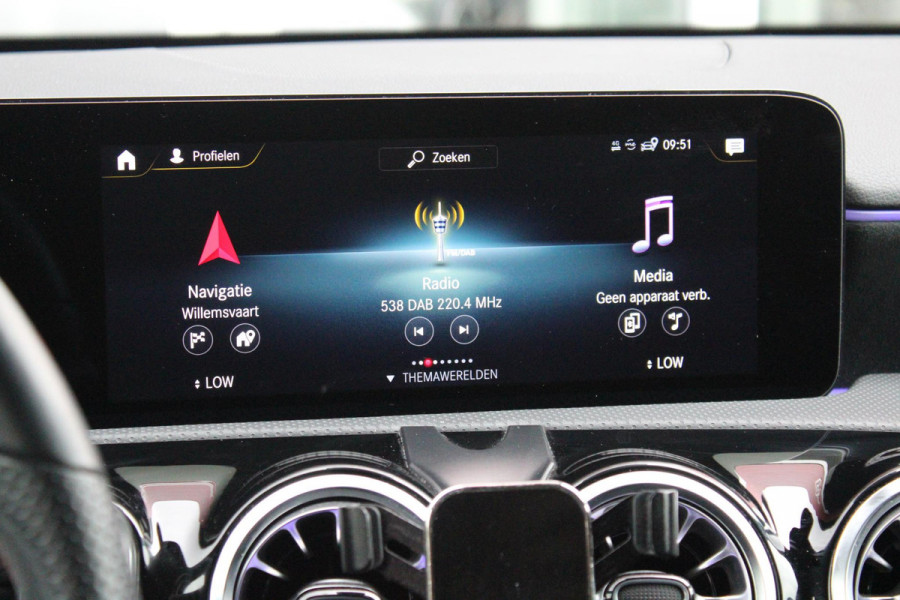 Mercedes-Benz A-Klasse 180 136PK AUTOMAAT AMG LINE | STERRENHEMEL! | PANORAMISCH SCHUIF/KANTEL DAK | SFEER VERLICHTING | NAVIGATIE | ACHTERUITRIJ CAMERA | PARKEERSENSOREN VOOR EN ACHTER | HIGH PERFORMANCE LED KOPLAMPEN | STOEL VERWARMING | KEYLESS - GO | SPIEGEL PAKKET | NIGHT PAKKET | LICHTMETALEN VELGEN 19" | EERSTE EIGENAAR! |