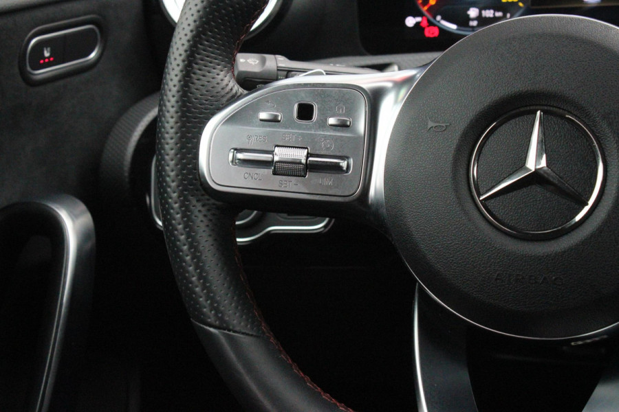 Mercedes-Benz A-Klasse 180 136PK AUTOMAAT AMG LINE | STERRENHEMEL! | PANORAMISCH SCHUIF/KANTEL DAK | SFEER VERLICHTING | NAVIGATIE | ACHTERUITRIJ CAMERA | PARKEERSENSOREN VOOR EN ACHTER | HIGH PERFORMANCE LED KOPLAMPEN | STOEL VERWARMING | KEYLESS - GO | SPIEGEL PAKKET | NIGHT PAKKET | LICHTMETALEN VELGEN 19" | EERSTE EIGENAAR! |