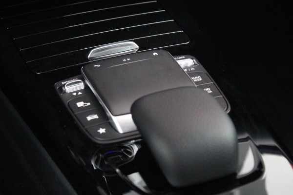 Mercedes-Benz A-Klasse 180 136PK AUTOMAAT AMG LINE | STERRENHEMEL! | PANORAMISCH SCHUIF/KANTEL DAK | SFEER VERLICHTING | NAVIGATIE | ACHTERUITRIJ CAMERA | PARKEERSENSOREN VOOR EN ACHTER | HIGH PERFORMANCE LED KOPLAMPEN | STOEL VERWARMING | KEYLESS - GO | SPIEGEL PAKKET | NIGHT PAKKET | LICHTMETALEN VELGEN 19" | EERSTE EIGENAAR! |