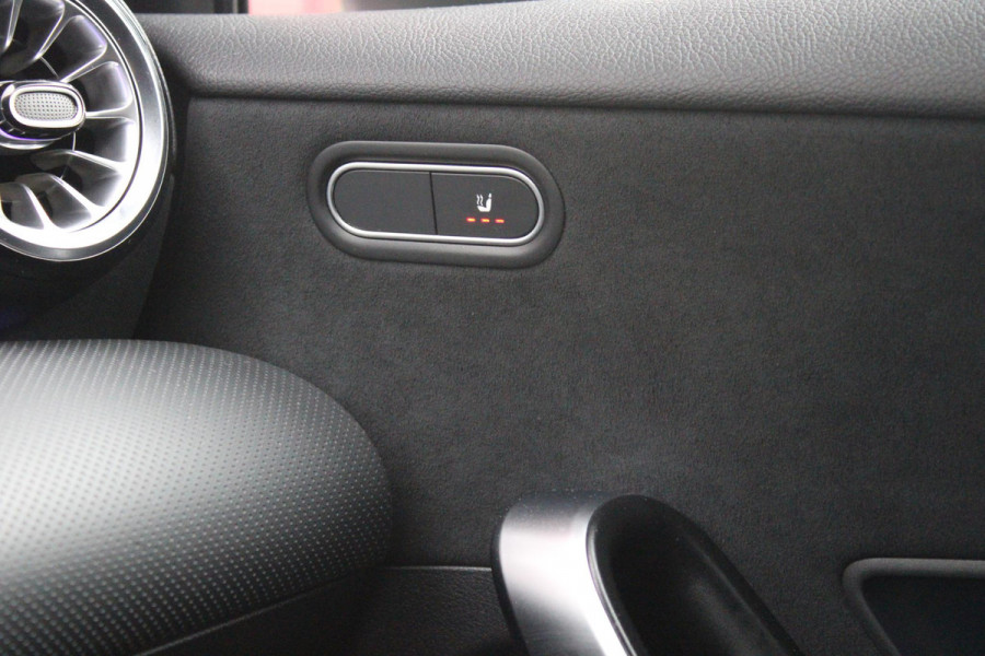 Mercedes-Benz A-Klasse 180 136PK AUTOMAAT AMG LINE | STERRENHEMEL! | PANORAMISCH SCHUIF/KANTEL DAK | SFEER VERLICHTING | NAVIGATIE | ACHTERUITRIJ CAMERA | PARKEERSENSOREN VOOR EN ACHTER | HIGH PERFORMANCE LED KOPLAMPEN | STOEL VERWARMING | KEYLESS - GO | SPIEGEL PAKKET | NIGHT PAKKET | LICHTMETALEN VELGEN 19" | EERSTE EIGENAAR! |