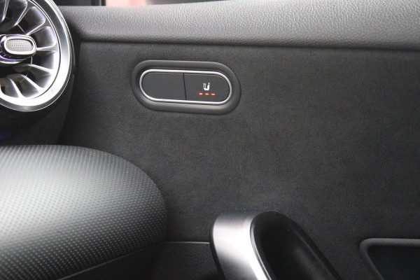 Mercedes-Benz A-Klasse 180 136PK AUTOMAAT AMG LINE | STERRENHEMEL! | PANORAMISCH SCHUIF/KANTEL DAK | SFEER VERLICHTING | NAVIGATIE | ACHTERUITRIJ CAMERA | PARKEERSENSOREN VOOR EN ACHTER | HIGH PERFORMANCE LED KOPLAMPEN | STOEL VERWARMING | KEYLESS - GO | SPIEGEL PAKKET | NIGHT PAKKET | LICHTMETALEN VELGEN 19" | EERSTE EIGENAAR! |