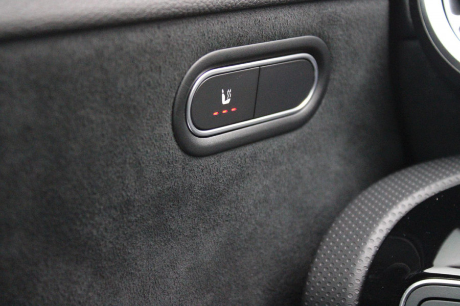 Mercedes-Benz A-Klasse 180 136PK AUTOMAAT AMG LINE | STERRENHEMEL! | PANORAMISCH SCHUIF/KANTEL DAK | SFEER VERLICHTING | NAVIGATIE | ACHTERUITRIJ CAMERA | PARKEERSENSOREN VOOR EN ACHTER | HIGH PERFORMANCE LED KOPLAMPEN | STOEL VERWARMING | KEYLESS - GO | SPIEGEL PAKKET | NIGHT PAKKET | LICHTMETALEN VELGEN 19" | EERSTE EIGENAAR! |