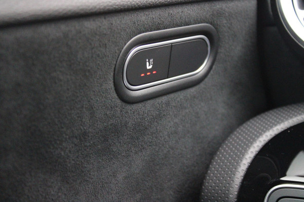 Mercedes-Benz A-Klasse 180 136PK AUTOMAAT AMG LINE | STERRENHEMEL! | PANORAMISCH SCHUIF/KANTEL DAK | SFEER VERLICHTING | NAVIGATIE | ACHTERUITRIJ CAMERA | PARKEERSENSOREN VOOR EN ACHTER | HIGH PERFORMANCE LED KOPLAMPEN | STOEL VERWARMING | KEYLESS - GO | SPIEGEL PAKKET | NIGHT PAKKET | LICHTMETALEN VELGEN 19" | EERSTE EIGENAAR! |