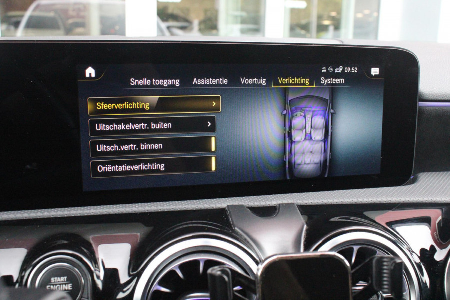 Mercedes-Benz A-Klasse 180 136PK AUTOMAAT AMG LINE | STERRENHEMEL! | PANORAMISCH SCHUIF/KANTEL DAK | SFEER VERLICHTING | NAVIGATIE | ACHTERUITRIJ CAMERA | PARKEERSENSOREN VOOR EN ACHTER | HIGH PERFORMANCE LED KOPLAMPEN | STOEL VERWARMING | KEYLESS - GO | SPIEGEL PAKKET | NIGHT PAKKET | LICHTMETALEN VELGEN 19" | EERSTE EIGENAAR! |