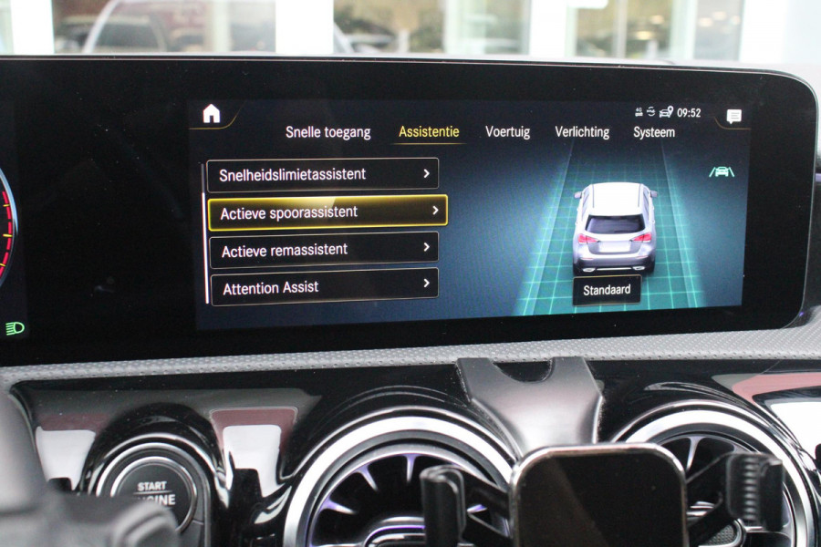 Mercedes-Benz A-Klasse 180 136PK AUTOMAAT AMG LINE | STERRENHEMEL! | PANORAMISCH SCHUIF/KANTEL DAK | SFEER VERLICHTING | NAVIGATIE | ACHTERUITRIJ CAMERA | PARKEERSENSOREN VOOR EN ACHTER | HIGH PERFORMANCE LED KOPLAMPEN | STOEL VERWARMING | KEYLESS - GO | SPIEGEL PAKKET | NIGHT PAKKET | LICHTMETALEN VELGEN 19" | EERSTE EIGENAAR! |