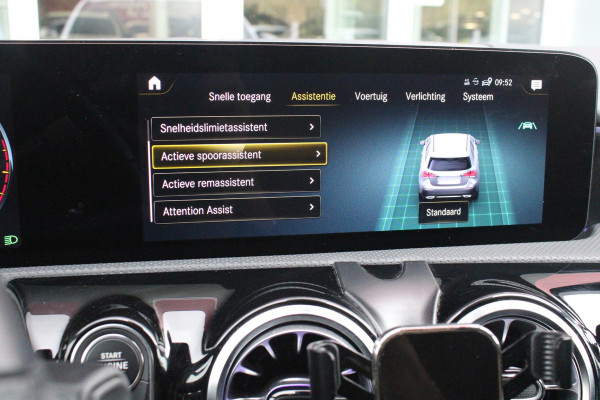 Mercedes-Benz A-Klasse 180 136PK AUTOMAAT AMG LINE | STERRENHEMEL! | PANORAMISCH SCHUIF/KANTEL DAK | SFEER VERLICHTING | NAVIGATIE | ACHTERUITRIJ CAMERA | PARKEERSENSOREN VOOR EN ACHTER | HIGH PERFORMANCE LED KOPLAMPEN | STOEL VERWARMING | KEYLESS - GO | SPIEGEL PAKKET | NIGHT PAKKET | LICHTMETALEN VELGEN 19" | EERSTE EIGENAAR! |