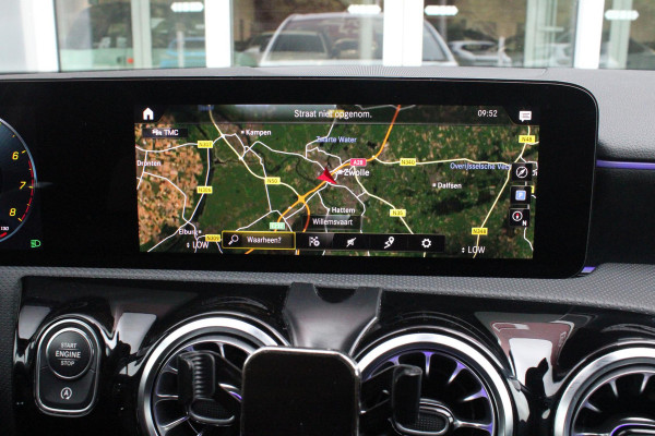 Mercedes-Benz A-Klasse 180 136PK AUTOMAAT AMG LINE | STERRENHEMEL! | PANORAMISCH SCHUIF/KANTEL DAK | SFEER VERLICHTING | NAVIGATIE | ACHTERUITRIJ CAMERA | PARKEERSENSOREN VOOR EN ACHTER | HIGH PERFORMANCE LED KOPLAMPEN | STOEL VERWARMING | KEYLESS - GO | SPIEGEL PAKKET | NIGHT PAKKET | LICHTMETALEN VELGEN 19" | EERSTE EIGENAAR! |