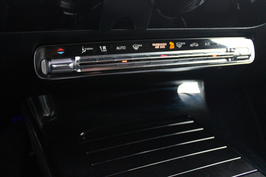 Mercedes-Benz A-Klasse 180 136PK AUTOMAAT AMG LINE | STERRENHEMEL! | PANORAMISCH SCHUIF/KANTEL DAK | SFEER VERLICHTING | NAVIGATIE | ACHTERUITRIJ CAMERA | PARKEERSENSOREN VOOR EN ACHTER | HIGH PERFORMANCE LED KOPLAMPEN | STOEL VERWARMING | KEYLESS - GO | SPIEGEL PAKKET | NIGHT PAKKET | LICHTMETALEN VELGEN 19" | EERSTE EIGENAAR! |