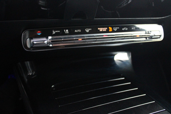 Mercedes-Benz A-Klasse 180 136PK AUTOMAAT AMG LINE | STERRENHEMEL! | PANORAMISCH SCHUIF/KANTEL DAK | SFEER VERLICHTING | NAVIGATIE | ACHTERUITRIJ CAMERA | PARKEERSENSOREN VOOR EN ACHTER | HIGH PERFORMANCE LED KOPLAMPEN | STOEL VERWARMING | KEYLESS - GO | SPIEGEL PAKKET | NIGHT PAKKET | LICHTMETALEN VELGEN 19" | EERSTE EIGENAAR! |
