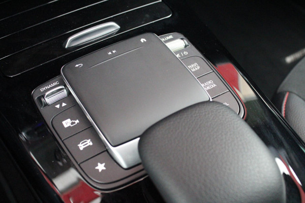 Mercedes-Benz A-Klasse 180 136PK AUTOMAAT AMG LINE | STERRENHEMEL! | PANORAMISCH SCHUIF/KANTEL DAK | SFEER VERLICHTING | NAVIGATIE | ACHTERUITRIJ CAMERA | PARKEERSENSOREN VOOR EN ACHTER | HIGH PERFORMANCE LED KOPLAMPEN | STOEL VERWARMING | KEYLESS - GO | SPIEGEL PAKKET | NIGHT PAKKET | LICHTMETALEN VELGEN 19" | EERSTE EIGENAAR! |