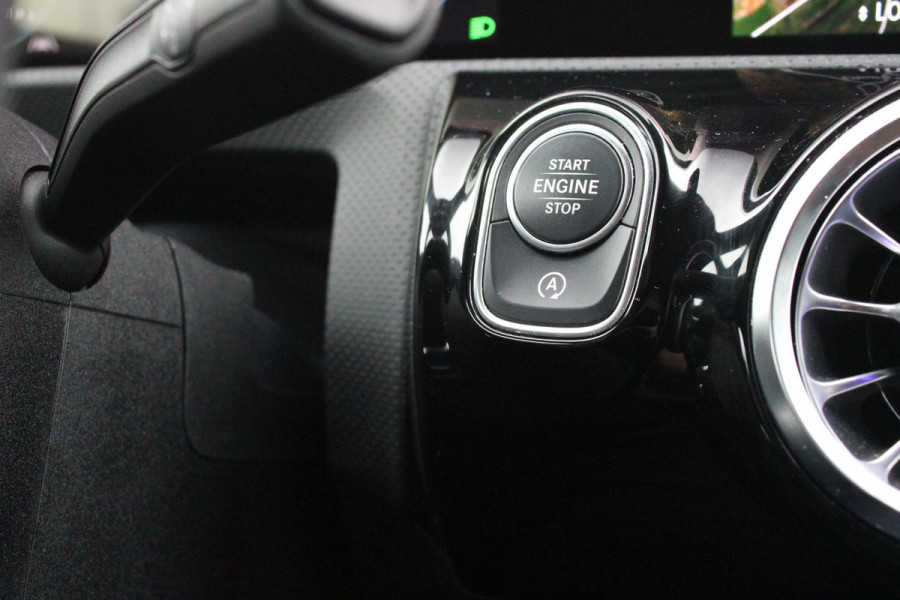 Mercedes-Benz A-Klasse 180 136PK AUTOMAAT AMG LINE | STERRENHEMEL! | PANORAMISCH SCHUIF/KANTEL DAK | SFEER VERLICHTING | NAVIGATIE | ACHTERUITRIJ CAMERA | PARKEERSENSOREN VOOR EN ACHTER | HIGH PERFORMANCE LED KOPLAMPEN | STOEL VERWARMING | KEYLESS - GO | SPIEGEL PAKKET | NIGHT PAKKET | LICHTMETALEN VELGEN 19" | EERSTE EIGENAAR! |