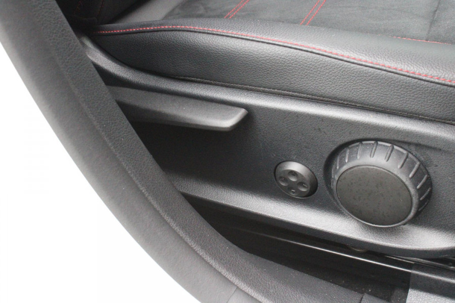 Mercedes-Benz A-Klasse 180 136PK AUTOMAAT AMG LINE | STERRENHEMEL! | PANORAMISCH SCHUIF/KANTEL DAK | SFEER VERLICHTING | NAVIGATIE | ACHTERUITRIJ CAMERA | PARKEERSENSOREN VOOR EN ACHTER | HIGH PERFORMANCE LED KOPLAMPEN | STOEL VERWARMING | KEYLESS - GO | SPIEGEL PAKKET | NIGHT PAKKET | LICHTMETALEN VELGEN 19" | EERSTE EIGENAAR! |