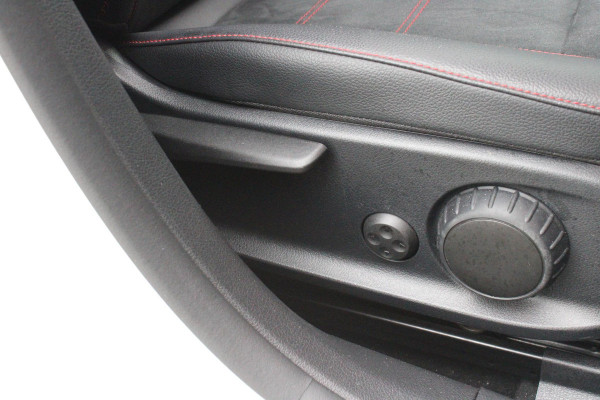 Mercedes-Benz A-Klasse 180 136PK AUTOMAAT AMG LINE | STERRENHEMEL! | PANORAMISCH SCHUIF/KANTEL DAK | SFEER VERLICHTING | NAVIGATIE | ACHTERUITRIJ CAMERA | PARKEERSENSOREN VOOR EN ACHTER | HIGH PERFORMANCE LED KOPLAMPEN | STOEL VERWARMING | KEYLESS - GO | SPIEGEL PAKKET | NIGHT PAKKET | LICHTMETALEN VELGEN 19" | EERSTE EIGENAAR! |