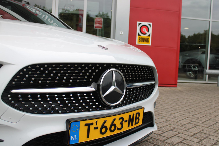 Mercedes-Benz A-Klasse 180 136PK AUTOMAAT AMG LINE | STERRENHEMEL! | PANORAMISCH SCHUIF/KANTEL DAK | SFEER VERLICHTING | NAVIGATIE | ACHTERUITRIJ CAMERA | PARKEERSENSOREN VOOR EN ACHTER | HIGH PERFORMANCE LED KOPLAMPEN | STOEL VERWARMING | KEYLESS - GO | SPIEGEL PAKKET | NIGHT PAKKET | LICHTMETALEN VELGEN 19" | EERSTE EIGENAAR! |