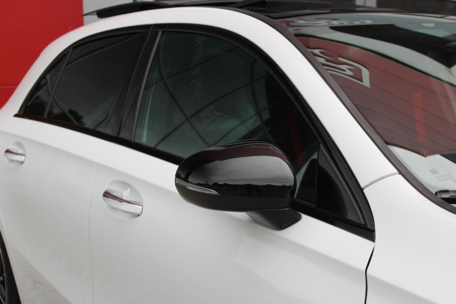Mercedes-Benz A-Klasse 180 136PK AUTOMAAT AMG LINE | STERRENHEMEL! | PANORAMISCH SCHUIF/KANTEL DAK | SFEER VERLICHTING | NAVIGATIE | ACHTERUITRIJ CAMERA | PARKEERSENSOREN VOOR EN ACHTER | HIGH PERFORMANCE LED KOPLAMPEN | STOEL VERWARMING | KEYLESS - GO | SPIEGEL PAKKET | NIGHT PAKKET | LICHTMETALEN VELGEN 19" | EERSTE EIGENAAR! |