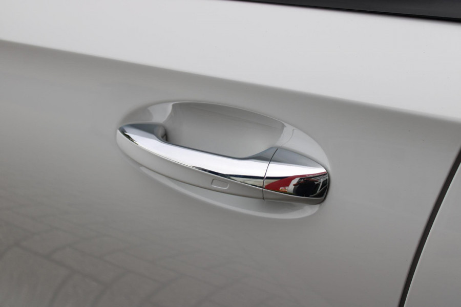 Mercedes-Benz A-Klasse 180 136PK AUTOMAAT AMG LINE | STERRENHEMEL! | PANORAMISCH SCHUIF/KANTEL DAK | SFEER VERLICHTING | NAVIGATIE | ACHTERUITRIJ CAMERA | PARKEERSENSOREN VOOR EN ACHTER | HIGH PERFORMANCE LED KOPLAMPEN | STOEL VERWARMING | KEYLESS - GO | SPIEGEL PAKKET | NIGHT PAKKET | LICHTMETALEN VELGEN 19" | EERSTE EIGENAAR! |