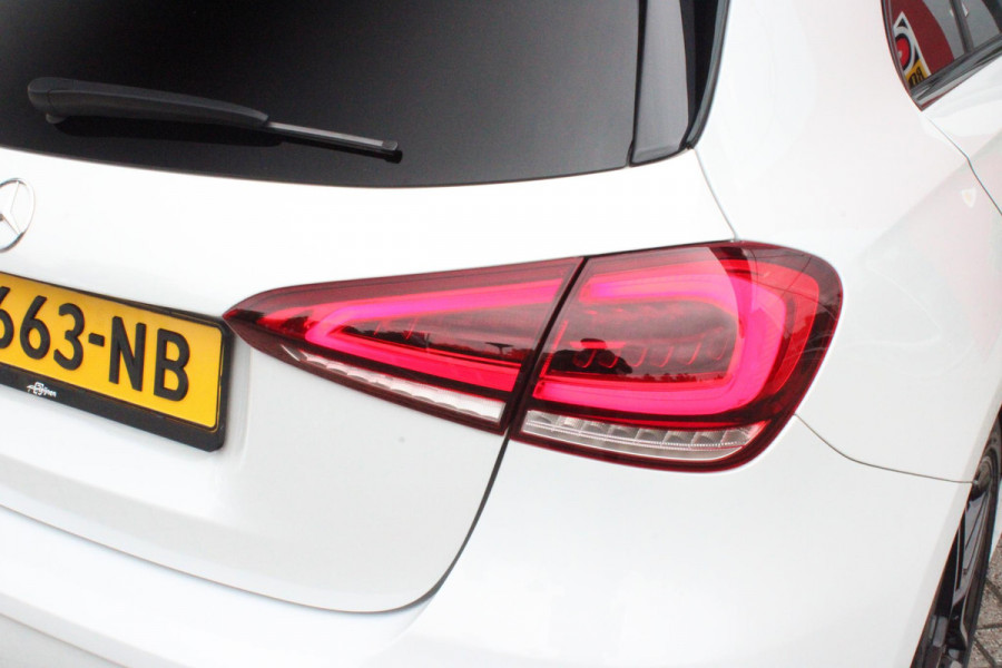 Mercedes-Benz A-Klasse 180 136PK AUTOMAAT AMG LINE | STERRENHEMEL! | PANORAMISCH SCHUIF/KANTEL DAK | SFEER VERLICHTING | NAVIGATIE | ACHTERUITRIJ CAMERA | PARKEERSENSOREN VOOR EN ACHTER | HIGH PERFORMANCE LED KOPLAMPEN | STOEL VERWARMING | KEYLESS - GO | SPIEGEL PAKKET | NIGHT PAKKET | LICHTMETALEN VELGEN 19" | EERSTE EIGENAAR! |