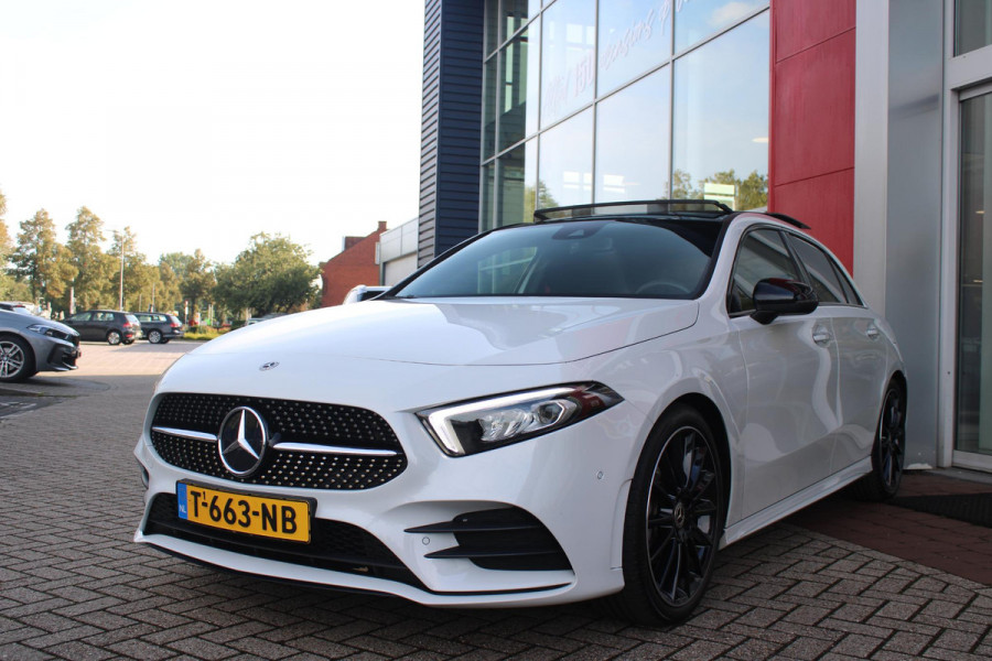 Mercedes-Benz A-Klasse 180 136PK AUTOMAAT AMG LINE | STERRENHEMEL! | PANORAMISCH SCHUIF/KANTEL DAK | SFEER VERLICHTING | NAVIGATIE | ACHTERUITRIJ CAMERA | PARKEERSENSOREN VOOR EN ACHTER | HIGH PERFORMANCE LED KOPLAMPEN | STOEL VERWARMING | KEYLESS - GO | SPIEGEL PAKKET | NIGHT PAKKET | LICHTMETALEN VELGEN 19" | EERSTE EIGENAAR! |
