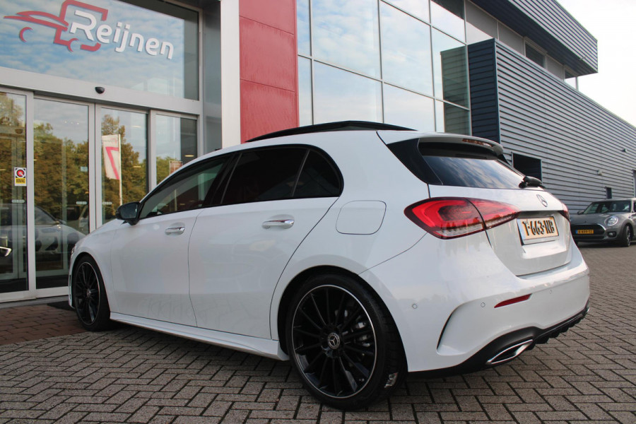 Mercedes-Benz A-Klasse 180 136PK AUTOMAAT AMG LINE | STERRENHEMEL! | PANORAMISCH SCHUIF/KANTEL DAK | SFEER VERLICHTING | NAVIGATIE | ACHTERUITRIJ CAMERA | PARKEERSENSOREN VOOR EN ACHTER | HIGH PERFORMANCE LED KOPLAMPEN | STOEL VERWARMING | KEYLESS - GO | SPIEGEL PAKKET | NIGHT PAKKET | LICHTMETALEN VELGEN 19" | EERSTE EIGENAAR! |