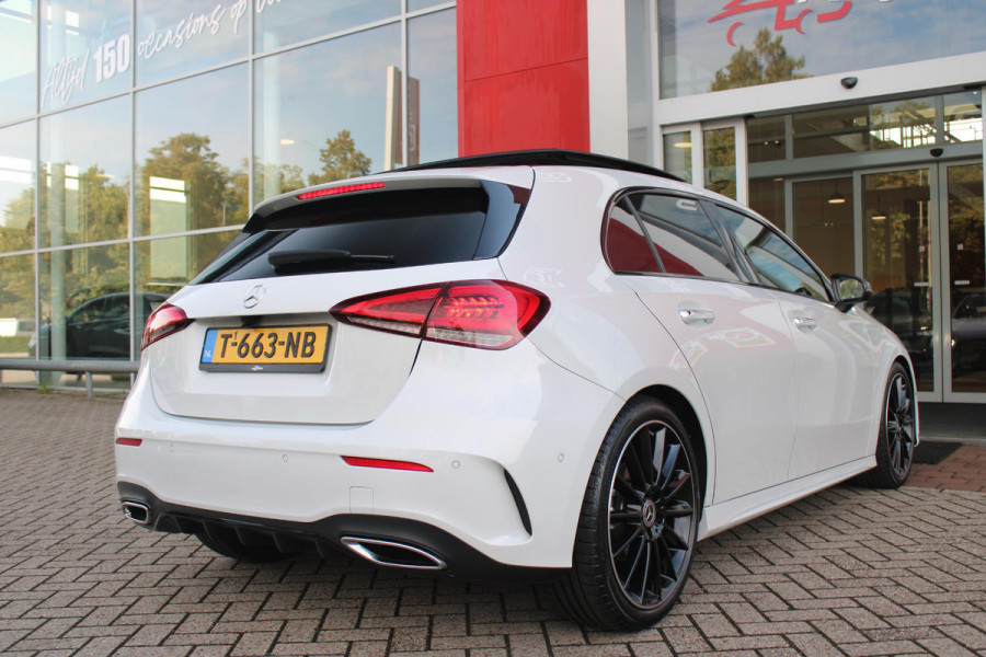 Mercedes-Benz A-Klasse 180 136PK AUTOMAAT AMG LINE | STERRENHEMEL! | PANORAMISCH SCHUIF/KANTEL DAK | SFEER VERLICHTING | NAVIGATIE | ACHTERUITRIJ CAMERA | PARKEERSENSOREN VOOR EN ACHTER | HIGH PERFORMANCE LED KOPLAMPEN | STOEL VERWARMING | KEYLESS - GO | SPIEGEL PAKKET | NIGHT PAKKET | LICHTMETALEN VELGEN 19" | EERSTE EIGENAAR! |