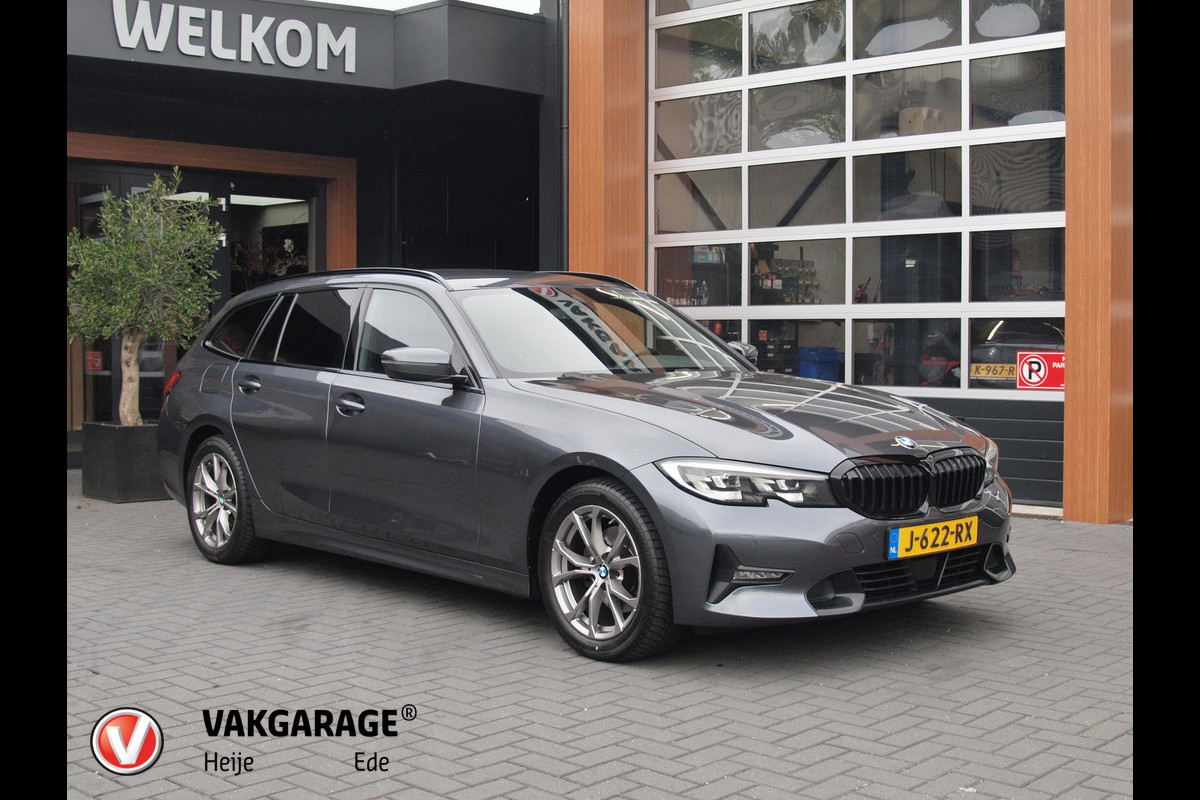 BMW 3 Serie Touring 320i Executive Edition | Sfeer Verlichting | Black Optic | Sportstoelen  | 18-Inch | NL-Auto |