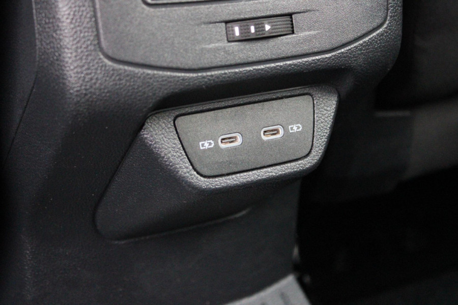 Volkswagen T-Roc 1.0 TSI 110PK STYLE BUSINESS | STOEL VERWARMING | CLIMATE CONTROL | ALL SEASON BANDEN | APPLE CARPLAY/ANDROID AUTO | ADAPTIVE CRUISE CONTROL | LICHTMETALEN VELGEN | DAB+ RADIO | PARKEERSENSOREN VOOR EN ACHTER |