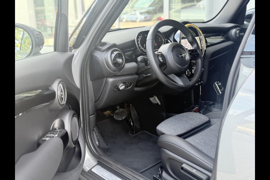 MINI Mini 1.5 Cooper 136 PK 5d Bus. Ed. Moonwalk grey / Black optic |17"|Sportstoelen|Carplay|PDC|Led