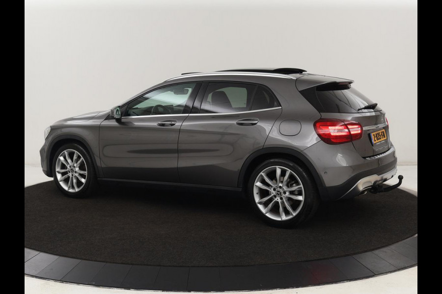 Mercedes-Benz GLA 200 Premium Plus | Panoramadak | Trekhaak | Navigatie | Camera | Automaat | Cruise control | Stoelverwarming | LED | Bluetooth | Parkeersensor | LMV 19 inch | Half leder