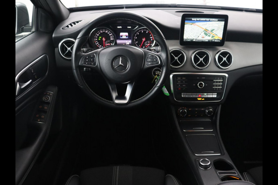 Mercedes-Benz GLA 200 Premium Plus | Panoramadak | Trekhaak | Navigatie | Camera | Automaat | Cruise control | Stoelverwarming | LED | Bluetooth | Parkeersensor | LMV 19 inch | Half leder
