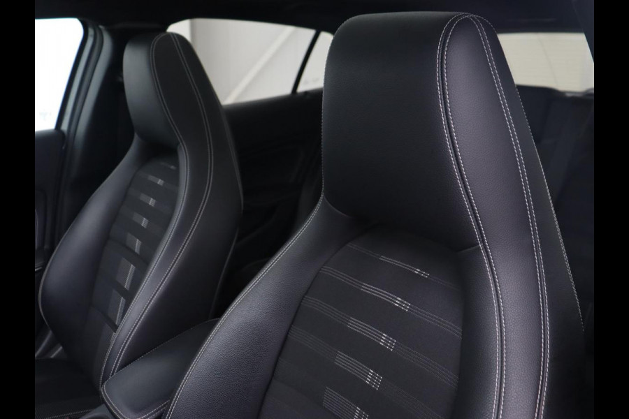 Mercedes-Benz GLA 200 Premium Plus | Panoramadak | Trekhaak | Navigatie | Camera | Automaat | Cruise control | Stoelverwarming | LED | Bluetooth | Parkeersensor | LMV 19 inch | Half leder