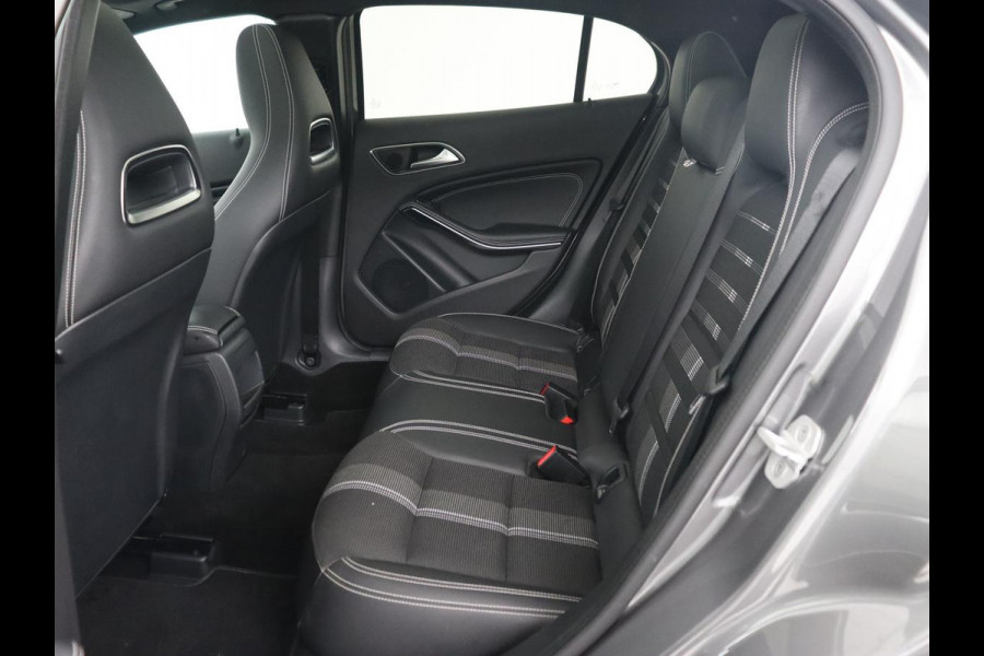 Mercedes-Benz GLA 200 Premium Plus | Panoramadak | Trekhaak | Navigatie | Camera | Automaat | Cruise control | Stoelverwarming | LED | Bluetooth | Parkeersensor | LMV 19 inch | Half leder