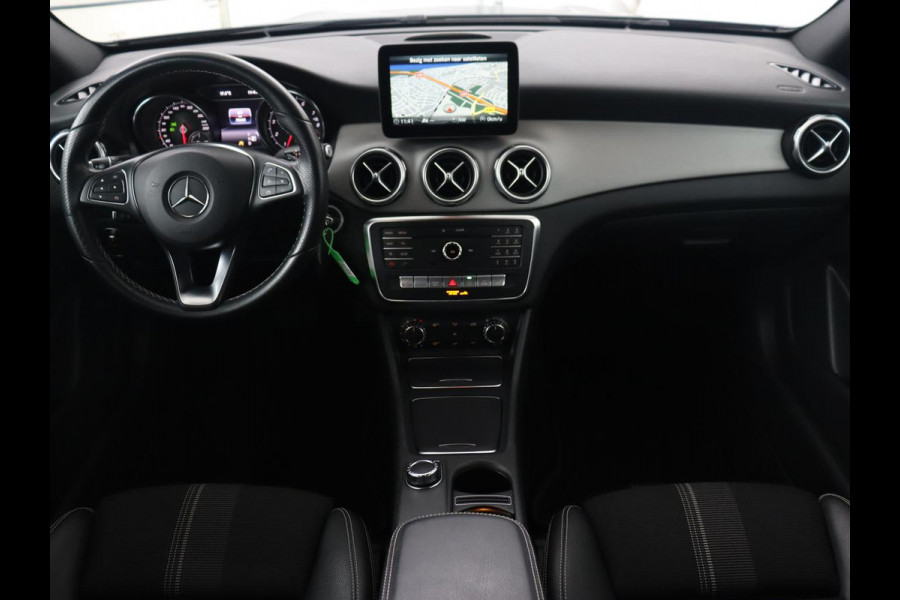 Mercedes-Benz GLA 200 Premium Plus | Panoramadak | Trekhaak | Navigatie | Camera | Automaat | Cruise control | Stoelverwarming | LED | Bluetooth | Parkeersensor | LMV 19 inch | Half leder