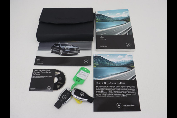 Mercedes-Benz GLA 200 Premium Plus | Panoramadak | Trekhaak | Navigatie | Camera | Automaat | Cruise control | Stoelverwarming | LED | Bluetooth | Parkeersensor | LMV 19 inch | Half leder