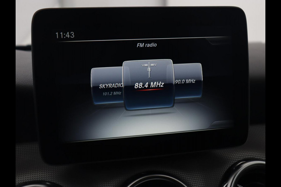 Mercedes-Benz GLA 200 Premium Plus | Panoramadak | Trekhaak | Navigatie | Camera | Automaat | Cruise control | Stoelverwarming | LED | Bluetooth | Parkeersensor | LMV 19 inch | Half leder