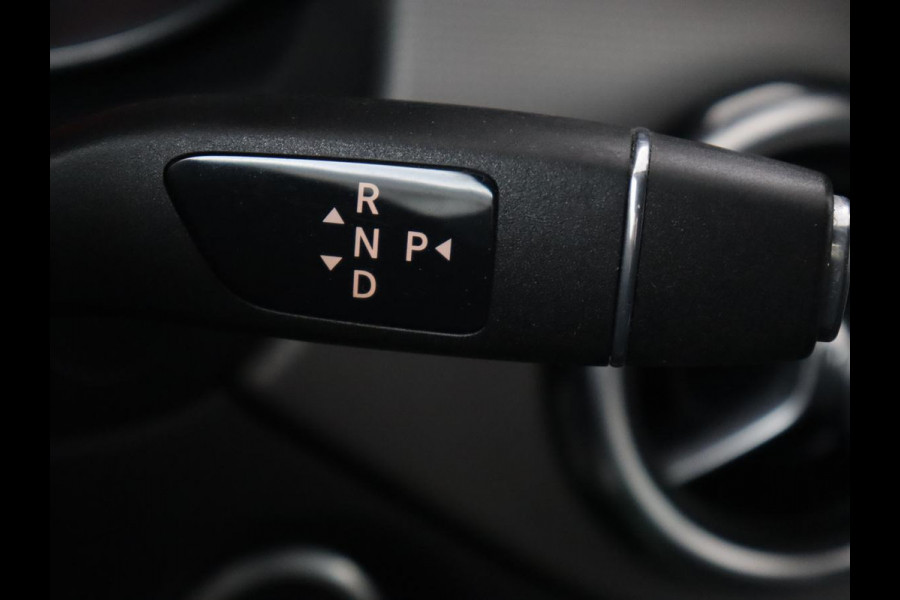 Mercedes-Benz GLA 200 Premium Plus | Panoramadak | Trekhaak | Navigatie | Camera | Automaat | Cruise control | Stoelverwarming | LED | Bluetooth | Parkeersensor | LMV 19 inch | Half leder