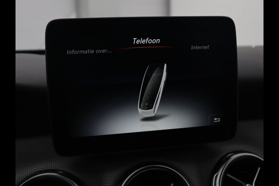 Mercedes-Benz GLA 200 Premium Plus | Panoramadak | Trekhaak | Navigatie | Camera | Automaat | Cruise control | Stoelverwarming | LED | Bluetooth | Parkeersensor | LMV 19 inch | Half leder